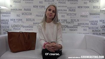 play The horny blonde fucks her pussy a lot and intensely