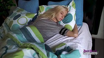 play La femme Frunoasa ivre et putain a mis la bite dans son sommeil pire