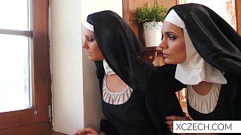 play Xnxx يمارس الجنس معها عندما تنام ويصورها عندما يمارس الجنس معها