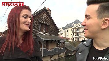 play Une salope rousse convainc une étudiante pour du sexe bon marché