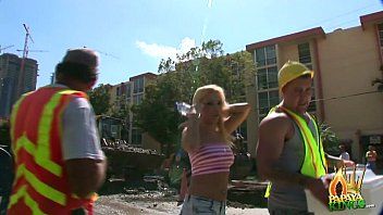 play Rubia muy sexy tiene sexo con un joven constructor con cuadrados en el abdomen xnxx