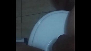 play Sex auf der Toilette mit einer Frau mit einem schönen Körper
