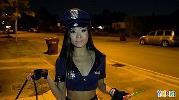 play Der Polizist hat nachts Sex in der Öffentlichkeit
