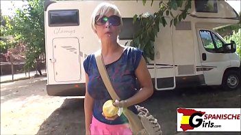 play Wideo z mamuśką przenikniętą w przyczepie kempingowej