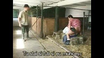 play Machine à traire les vaches pénétrée dans l'étable par les vaches des agriculteurs