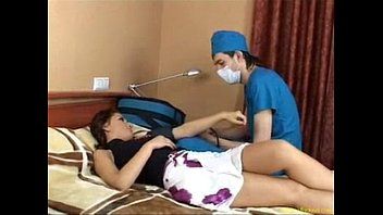 play Disfrazado de médico, le dispara después de darle pastillas para dormir.