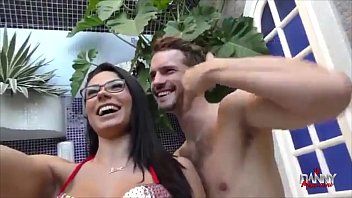 play Danny si scopa una ragazza russa con grandi tette sulla spiaggia in Brasile
