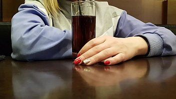 play Adolescente seduzida por um homem maduro que lhe dá sexo no hotel