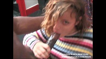 play El mejor amigo de su padre, un adolescente de 19 años, se folla a una negra