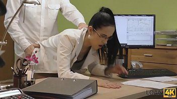 play Xnxx z kujonem uprawiającym seks w swoim biurze