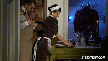 play La governante fa un pompino al suo capo