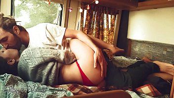 play Casal faz sexo louco na caravana