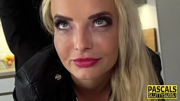 play The blonde has never been penetrated so perversely