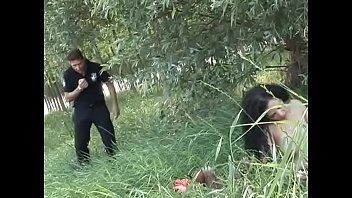 play Corvo espreitando enquanto sente a buceta