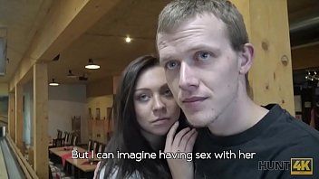 play في صالة البولينغ ، تمارس فتاة مراهقة الجنس الفموي للرجل الذي يخسر xxx في الأماكن العامة
