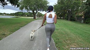 play La petite amie se promène en public avec le chien et pénètre dans les buissons