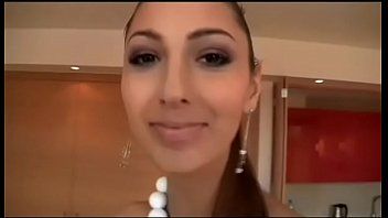 play Sexo a primera vista con esta morena que no se cansa del pene