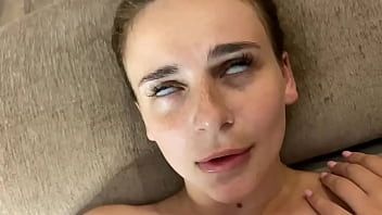 play Cette petite salope qui fait l'amour n'a pas l'air sexy