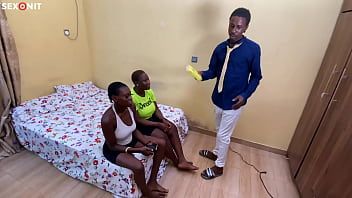 play Estas negras son muy felices al lado de este guapo macho