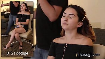 play La paesana sfrutta al massimo la sua figa e vuole avere un orgasmo