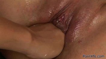 play Puta flaca que se excita con los dedos de su coño
