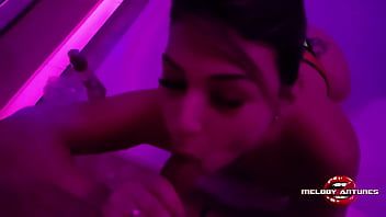 play La rubia es espectacularmente follada por hombres dotados