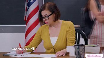 play Les putes du collège font toujours finir le professeur d'éducation physique