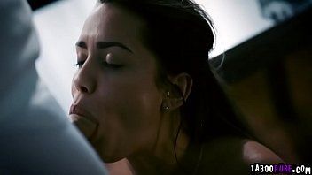 play De supergeile dorpeling die op haar lippen bijt als ze van een tong tong in haar poesje krijgt
