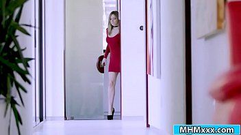 play Femmes assises chattes sur chattes et se frottant les unes contre les autres