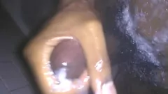 play Nat en wild: doucheseks-masturbatie met een cumshotfinale
