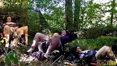 play Peeping Tom pega orgasmos de MILF e vovó em parque público