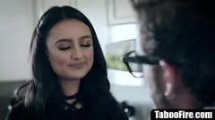 play امرأة سمراء في سن المراهقة أجبرت على ممارسة الجنس المتشددين في المكتب