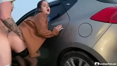 play Kous geklede babe krijgt een harde rit in een vuile auto