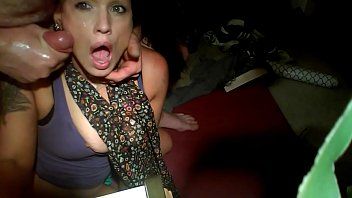 play Die Rumänin machte ihren Blowjob, damit sein Schwanz steigen würde