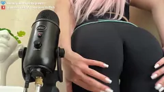 play Real Teen Webcam ASMR: culo perfetto graffiando in leggings stretti