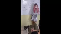 play Die englische Englischlehrerin fickt Latina Teen, um ihr das Fach beizubringen