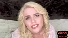 play Big Ass Blonde Teen chevauche une bite dure dans la cow-girl inverse POV