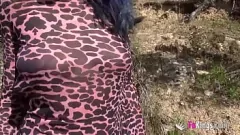 play Noa Tevez wird im Freien frech: Eine heiße Blowjob- und Doggystyle-Session am See