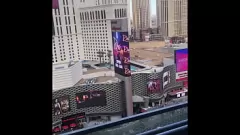 play Vino alături de mine în Las Vegas pentru o petrecere de sex interracial de neuitat în luxoasa Cosmo Wraparound Suite!