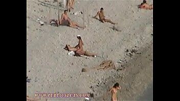 play Tipa tatuata si alba la corp se pune pe scaun si i-o fute fix in fund