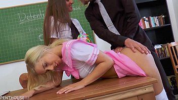 play Une fille et une adolescente sexy reçoivent des gifles dans le cul
