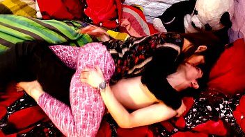 play Sexe romantique et position 69 avec deux jeunes cordes qui savent comment faire du bon sexe